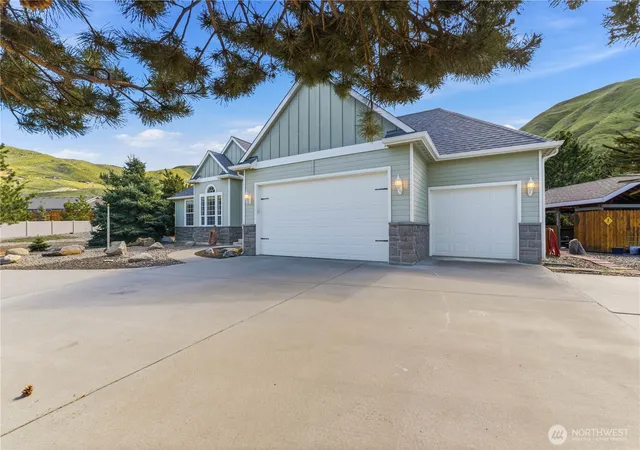 Photo 3 of Single family home for sale at 308 Kray Ike Ct, Wenatchee, WA 98801 | MLS# NWM2514619 | Listing updated on 2026-09-21