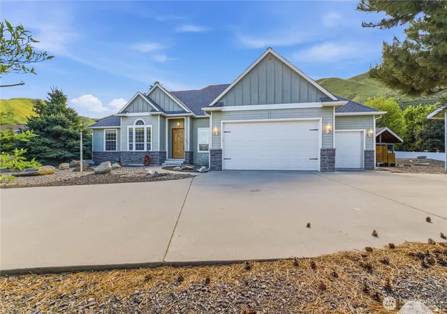 Photo 3 of Single family home for sale at 308 Kray Ike Ct, Wenatchee, WA 98801 | MLS# NWM2514619 | Listing updated on 2026-09-21