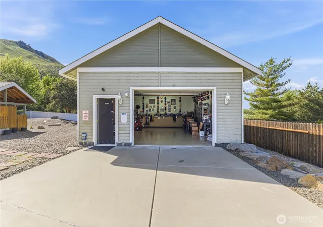 Photo 4 of Single family home for sale at 308 Kray Ike Ct, Wenatchee, WA 98801 | MLS# NWM2514619 | Listing updated on 2026-09-21