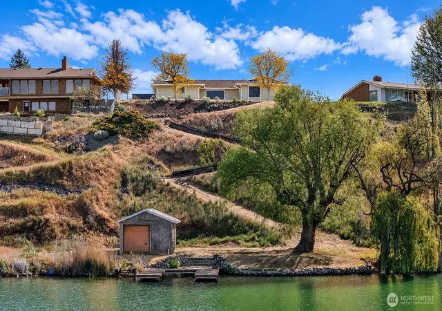 Photo 1 of Single family home for sale at 306 N Crestview Dr, Moses Lake, WA 98837 | MLS# NWM2515348 | Listing updated on 2026-09-23
