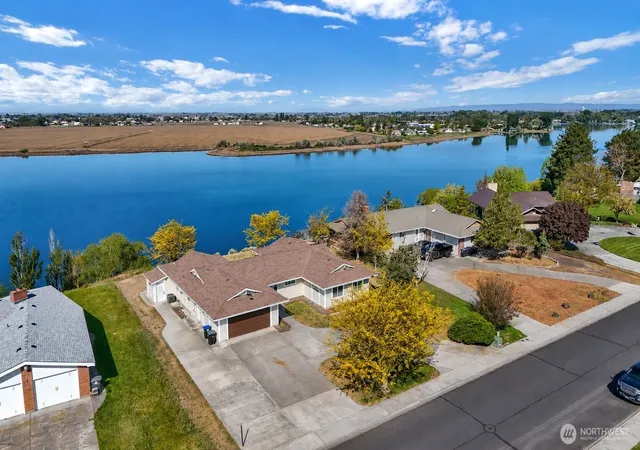 Photo 2 of Single family home for sale at 306 N Crestview Dr, Moses Lake, WA 98837 | MLS# NWM2515348 | Listing updated on 2026-09-23