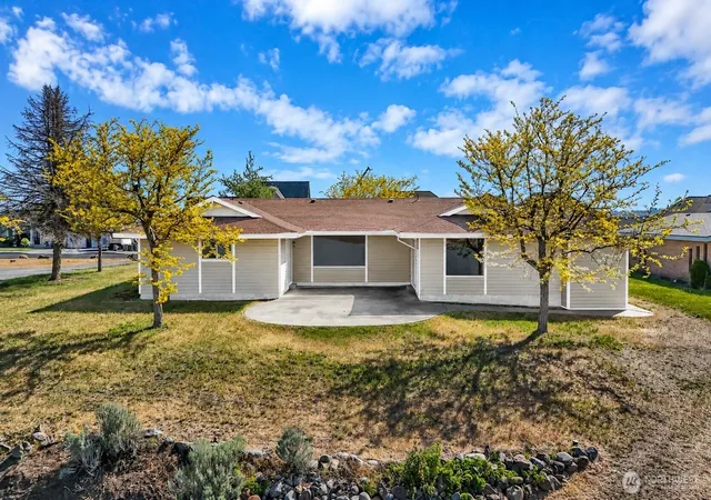 Photo 3 of Single family home for sale at 306 N Crestview Dr, Moses Lake, WA 98837 | MLS# NWM2515348 | Listing updated on 2026-09-23