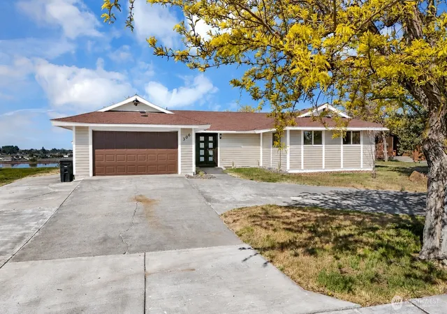 Photo 4 of Single family home for sale at 306 N Crestview Dr, Moses Lake, WA 98837 | MLS# NWM2515348 | Listing updated on 2026-09-23