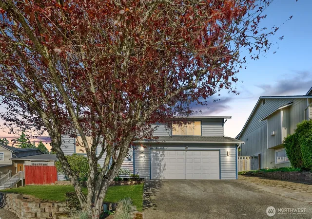 Photo 2 of Sale Pending at 8823 W Mall Dr, Everett, WA 98208 | MLS# NWM2515504 | Listing updated on 2026-09-28