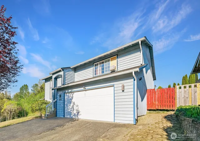 Photo 3 of Sale Pending at 8823 W Mall Dr, Everett, WA 98208 | MLS# NWM2515504 | Listing updated on 2026-09-28