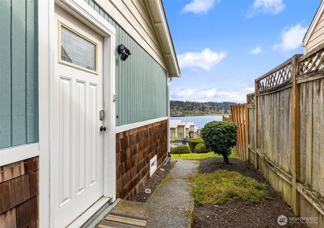 Photo 4 of Single family home for sale at 2505 N 2507 Wycoff Ave, Bremerton, WA 98312 | MLS# NWM2517189 | Listing updated on 2026-09-28