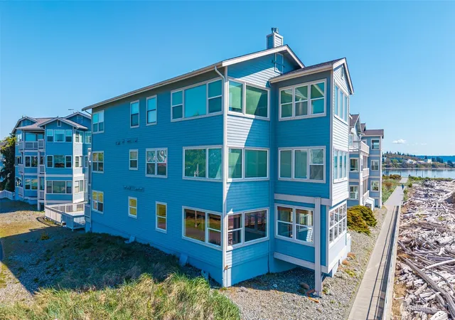 Photo 3 of Sale Pending at 651 Se Bayshore Dr #E102, Oak Harbor, WA 98277 | MLS# NWM2517844 | Listing updated on 2026-09-27
