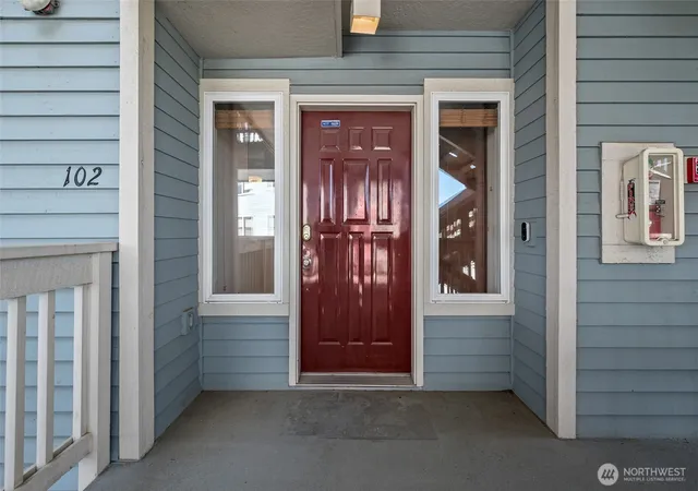 Photo 3 of Sale Pending at 651 SE Bayshore Dr #E102, Oak Harbor, WA 98277 | MLS# NWM2517844 | Listing updated on 2026-09-27