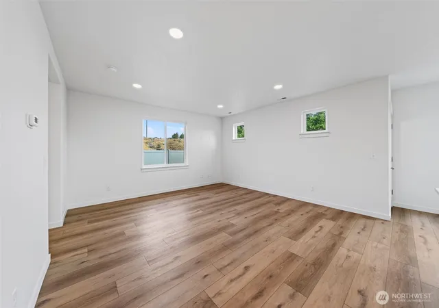 Photo 4 of Single family home for sale at 2024 N Oak Rd, Moses Lake, WA 98837 | MLS# NWM2519914 | Listing updated on 2026-09-21