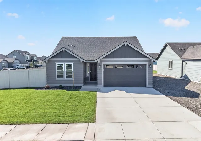 Photo 1 of Sale Pending at 1307 W Montclair St, Moses Lake, WA 98837 | MLS# NWM2520021 | Listing updated on 2026-09-29