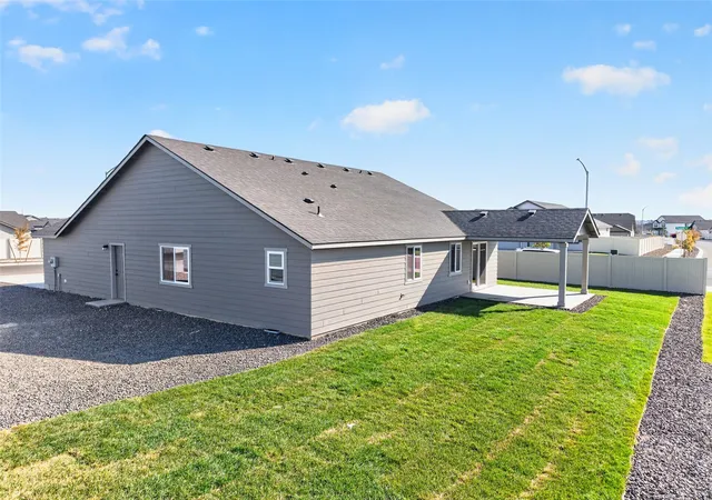 Photo 2 of Sale Pending at 1307 W Montclair St, Moses Lake, WA 98837 | MLS# NWM2520021 | Listing updated on 2026-09-29