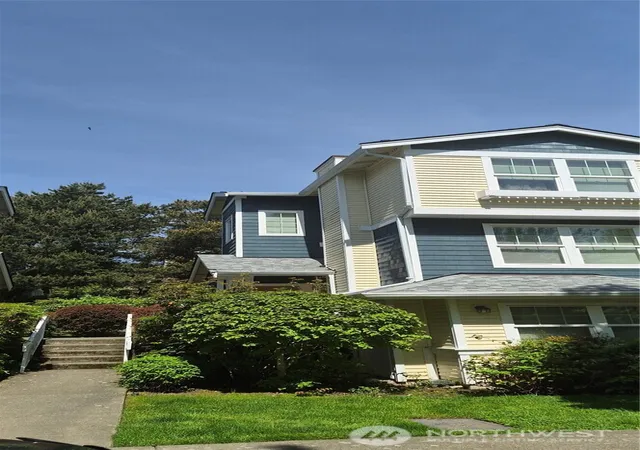 Photo 3 of Townhouse for sale at 6825 Holly Park Dr S, Seattle, WA 98118 | MLS# NWM2521368 | Listing updated on 2026-09-21