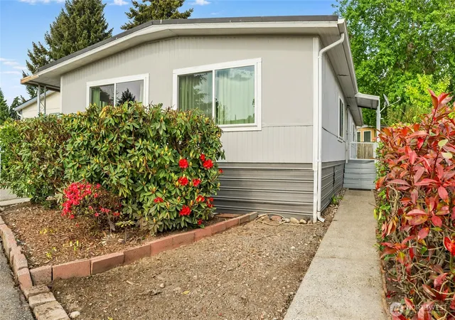 Manufactured home for sale at 7301 NE 175th Street #215, Kenmore, WA 98028 | MLS# NWM2521854