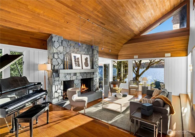 Photo 4 of Single family home for sale at 18 Holly Ln, Mercer Island, WA 98040 | MLS# NWM2522070 | Listing updated on 2026-09-21