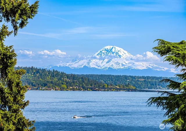 Photo 4 of Single family home for sale at 1031 Mcgilvra Blvd E, Seattle, WA 98112 | MLS# NWM2523443 | Listing updated on 2026-09-24