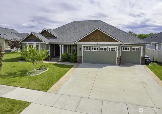 Photo 1 of Single family home for sale at 419 S Astor Loop, Moses Lake, WA 98837 | MLS# NWM2526221 | Listing updated on 2026-09-29