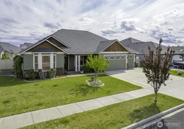 Photo 2 of Single family home for sale at 419 S Astor Loop, Moses Lake, WA 98837 | MLS# NWM2526221 | Listing updated on 2026-09-29