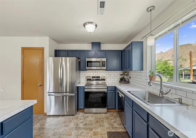 Photo 2 of Single family home for sale at 200 W Pleasant Ave, Cashmere, WA 98815 | MLS# NWM2526810 | Listing updated on 2026-09-21