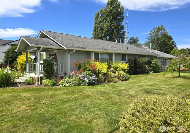 Photo 1 of Single family home for sale at 1102 W Anderson St, Elma, WA 98541 | MLS# NWM2526951 | Listing updated on 2026-09-22