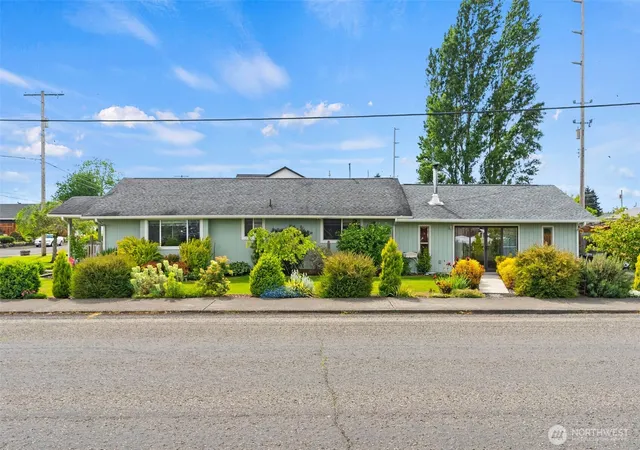 Photo 3 of Single family home for sale at 1102 W Anderson St, Elma, WA 98541 | MLS# NWM2526951 | Listing updated on 2026-09-22
