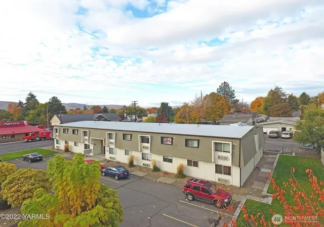 Photo 2 of Sale Pending at 1020 S 20th Avenue, Yakima, WA 98902 | MLS# NWM2527991 | Listing updated on 2026-09-24