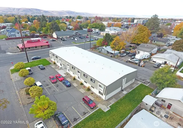 Photo 3 of Sale Pending at 1020 S 20th Avenue, Yakima, WA 98902 | MLS# NWM2527991 | Listing updated on 2026-09-24