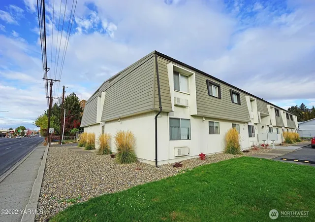 Photo 3 of Sale Pending at 1020 S 20th Avenue, Yakima, WA 98902 | MLS# NWM2527991 | Listing updated on 2026-09-24