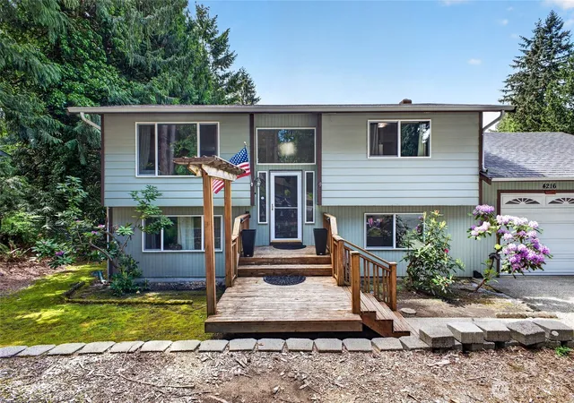 Photo 3 of Single family home for sale at 4216 W Tapps Dr E, Lake Tapps, WA 98391 | MLS# NWM2528980 | Listing updated on 2026-09-21