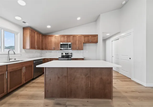 Photo 3 of Sale Pending at 212 N Paxson Dr, Moses Lake, WA 98837 | MLS# NWM2529216 | Listing updated on 2026-09-22