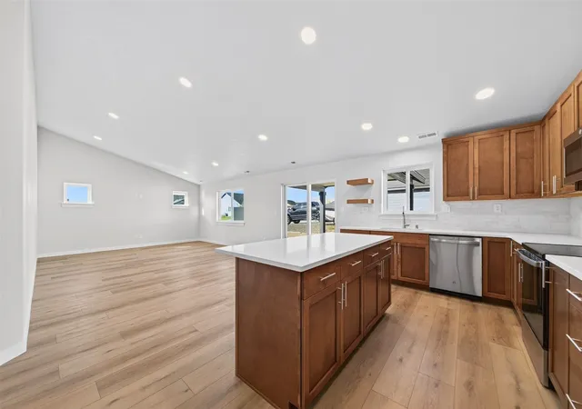 Photo 3 of Sale Pending at 212 N Paxson Dr, Moses Lake, WA 98837 | MLS# NWM2529216 | Listing updated on 2026-09-22