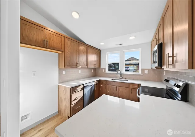 Photo 2 of Sale Pending at 2002 N Oak Rd, Moses Lake, WA 98837 | MLS# NWM2529220 | Listing updated on 2026-09-22