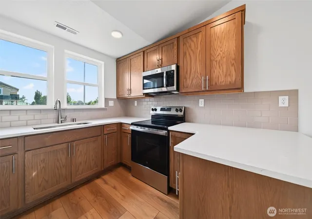 Photo 3 of Sale Pending at 2002 N Oak Rd, Moses Lake, WA 98837 | MLS# NWM2529220 | Listing updated on 2026-09-22