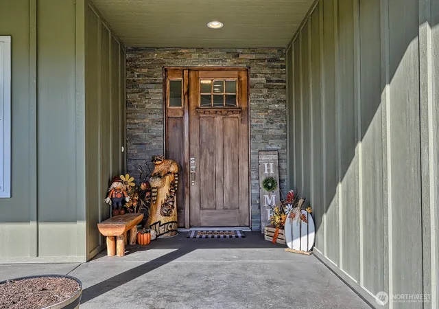 Photo 3 of Single family home for sale at 19443 Oakleaf Ln, Sedro Woolley, WA 98284 | MLS# NWM2529703 | Listing updated on 2026-09-21