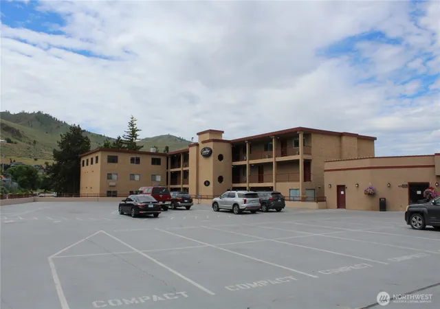 Photo 3 of Condo for sale at 322 W Woodin Ave #527, Chelan, WA 98816 | MLS# NWM2530387 | Listing updated on 2026-09-21