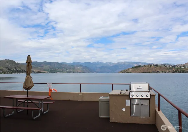 Photo 4 of Condo for sale at 322 W Woodin Ave #527, Chelan, WA 98816 | MLS# NWM2530387 | Listing updated on 2026-09-21