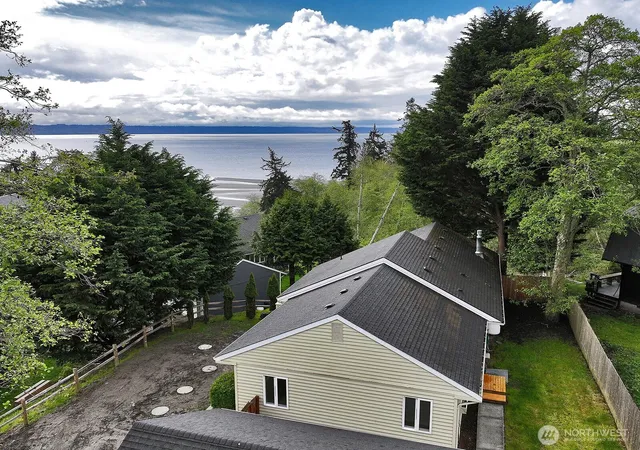 Photo 3 of Sale Pending at 3760 Periwinkle Rd, Clinton, WA 98236 | MLS# NWM2530506 | Listing updated on 2026-10-04