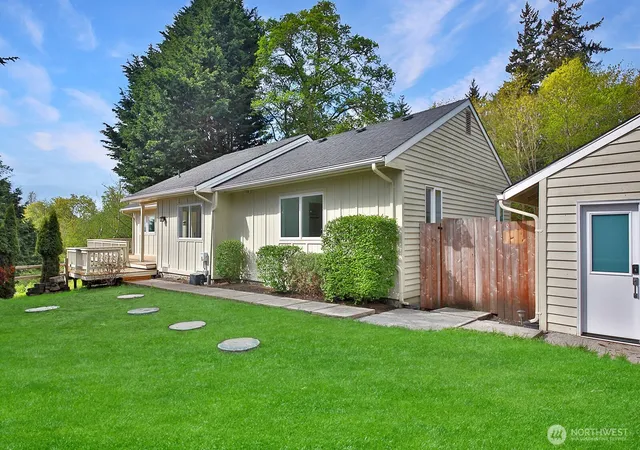 Photo 3 of Sale Pending at 3760 Periwinkle Rd, Clinton, WA 98236 | MLS# NWM2530506 | Listing updated on 2026-10-04