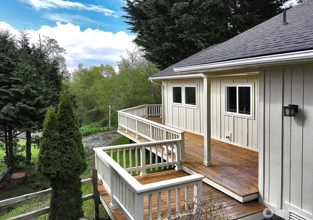 Photo 4 of Sale Pending at 3760 Periwinkle Rd, Clinton, WA 98236 | MLS# NWM2530506 | Listing updated on 2026-10-04