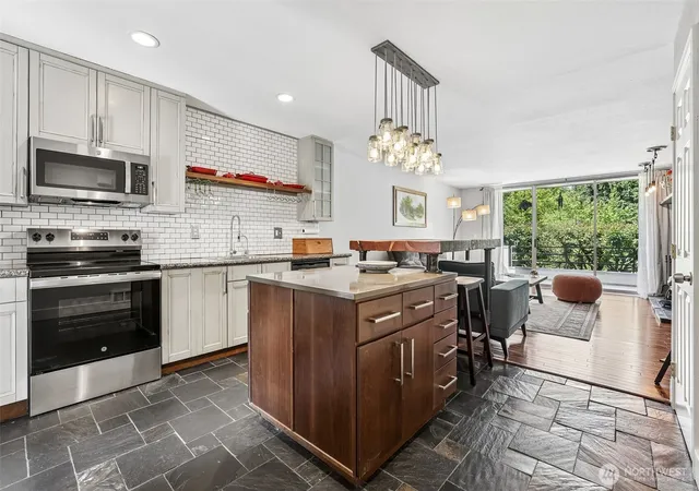 Photo 4 of Condo for sale at 17001 Inglewood Rd NE #N209, Kenmore, WA 98028 | MLS# NWM2530549 | Listing updated on 2026-09-24