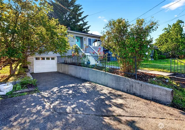 Photo 3 of Single family home for sale at 6831 S Yakima Ave, Tacoma, WA 98408 | MLS# NWM2530798 | Listing updated on 2026-09-25