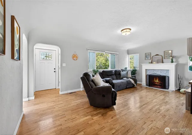 Photo 4 of Single family home for sale at 6831 S Yakima Ave, Tacoma, WA 98408 | MLS# NWM2530798 | Listing updated on 2026-09-25