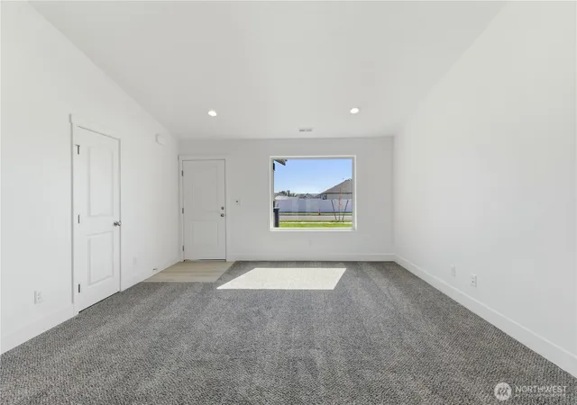 Photo 3 of Single family home for sale at 330 N Sandy Loop, Moses Lake, WA 98837 | MLS# NWM2530889 | Listing updated on 2026-09-27
