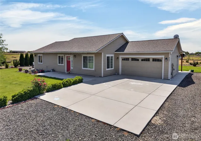Photo 3 of Sale Pending at 2381 W Dylan Ln, Othello, WA 99344 | MLS# NWM2531218 | Listing updated on 2026-09-22