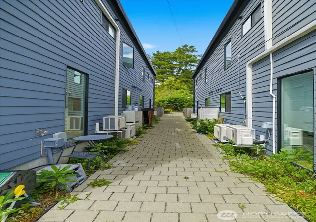 Photo 3 of Townhouse for sale at 918 N 100th Street #B, Seattle, WA 98133 | MLS# NWM2531631 | Listing updated on 2026-09-30
