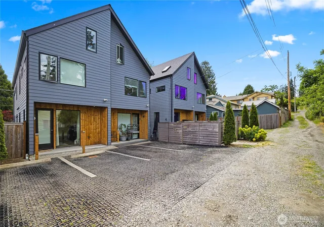 Photo 4 of Townhouse for sale at 918 N 100th Street #B, Seattle, WA 98133 | MLS# NWM2531631 | Listing updated on 2026-09-30