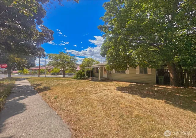 Photo 1 of Single family home for sale at 1000 Central Dr, Coulee Dam, WA 99116 | MLS# NWM2532421 | Listing updated on 2026-09-21