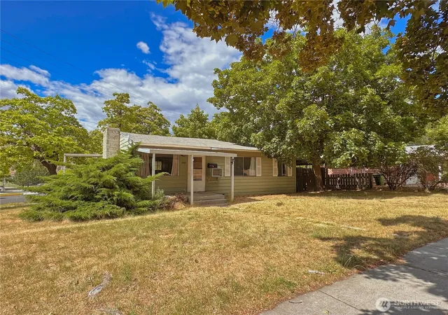 Photo 3 of Single family home for sale at 1000 Central Dr, Coulee Dam, WA 99116 | MLS# NWM2532421 | Listing updated on 2026-09-21