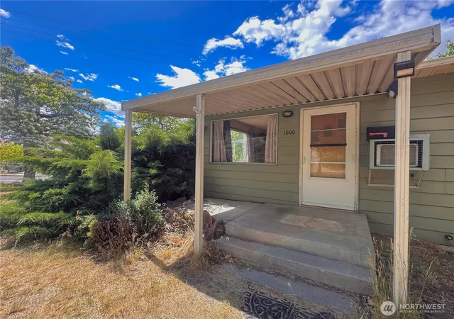 Photo 3 of Single family home for sale at 1000 Central Dr, Coulee Dam, WA 99116 | MLS# NWM2532421 | Listing updated on 2026-09-21