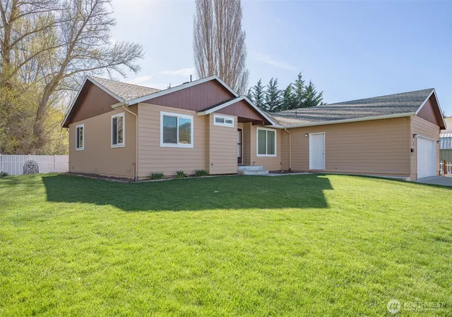 Single family home for sale at 224 Vine St, Cashmere, WA 98815 | MLS# NWM2533052