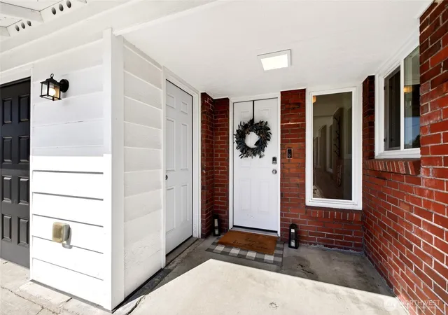 Photo 3 of Single family home for sale at 1604 W Pioneer Ave, Puyallup, WA 98371 | MLS# NWM2533156 | Listing updated on 2026-10-01